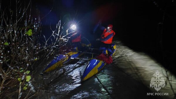 Поисково-спасательные работы на месте происшествия, где машина съехала в реку в Адыгеи