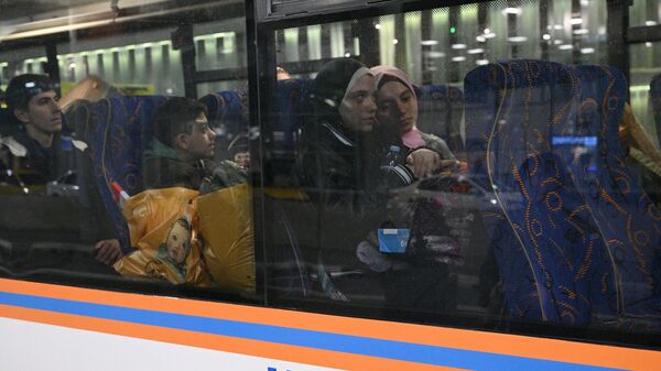Российские граждане, эвакуированные из сектора Газа, в салоне автобуса в международном аэропорту Домодедово имени М. В. Ломоносова в Москве