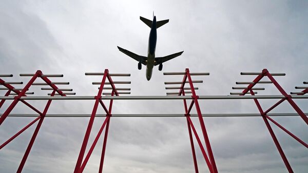 Самолет компании Уральские авиалинии пролетает над курсовым радиомаяком системы посадки в аэропорту Храброво в Калининграде
