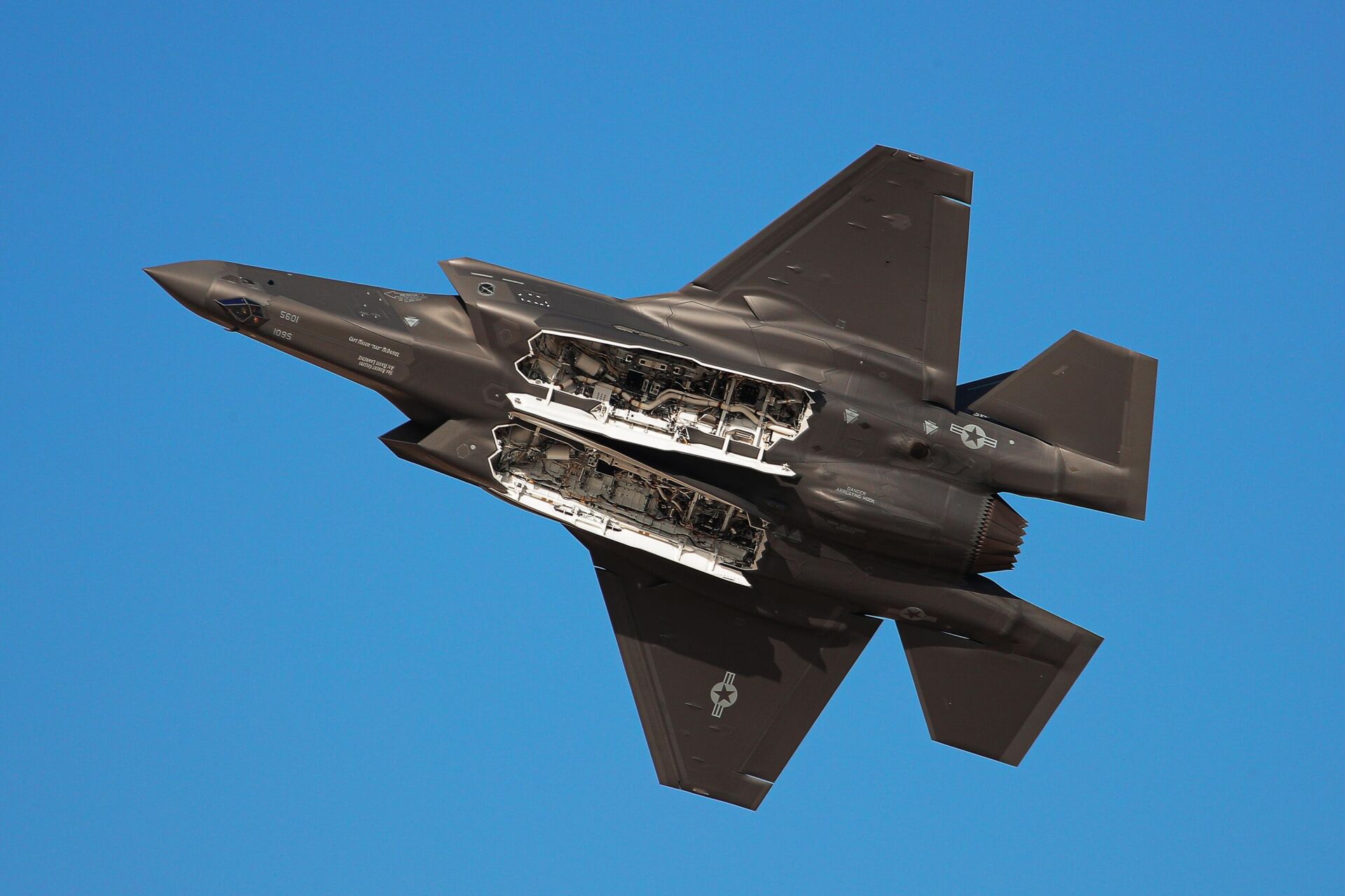 Самолет F-35 на Международном авиационно-космическом салоне Dubai Airshow-2023 Самолет F-35 на Международном авиационно-космическом салоне Dubai Airshow-2023 - РИА Новости, 1920, 29.03.2024