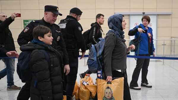 Российские граждане, эвакуированные из сектора Газа, в международном аэропорту Домодедово имени М. В. Ломоносова в Москве
