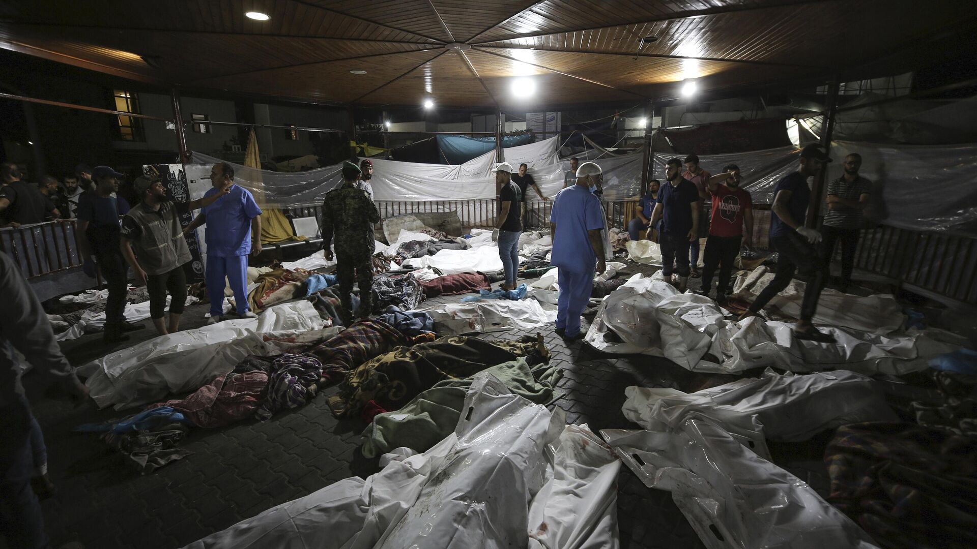 Погибшие в результате удара во дворе больницы Аль-Шифа в городе Газе - РИА Новости, 1920, 14.11.2023