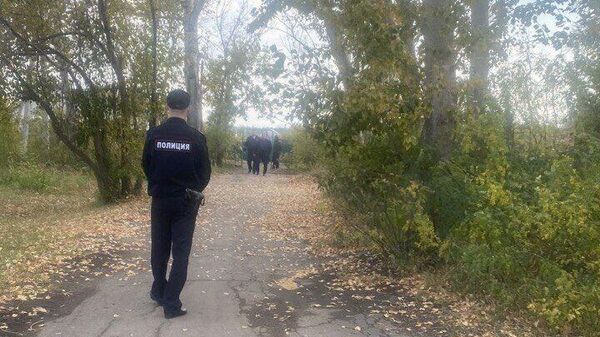 Полицейский на месте обнаружения новорожденного младенца в лесопосадке в центре села Одесское в Омской области