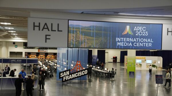 Таблички приветствующие посетителей саммита АТЭС в Сан-Франциско.
