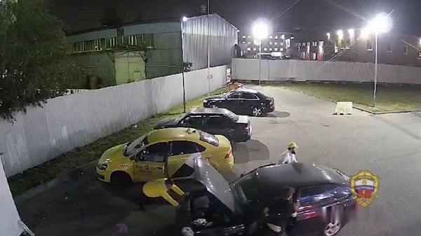 Стоп-кадр с камеры видеонаблюдения, на котором видно, как злоумышленники угоняют автомобиль с АЗС в Москве