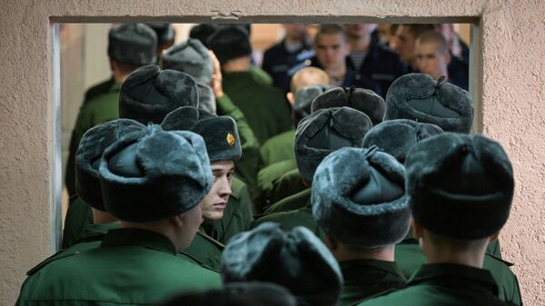 Призывники в сборном пункте в Новосибирской области перед отправкой к местам несения службы в Вооруженных силах Российской Федерации
