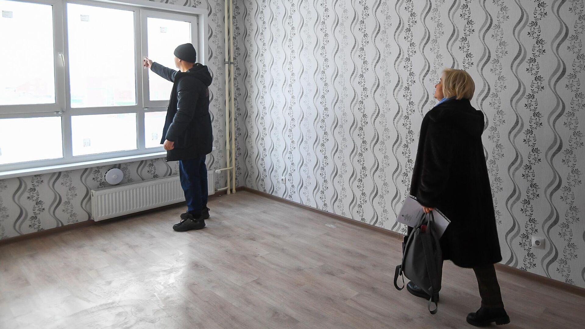 Жители осматривают новую квартиру - РИА Новости, 1920, 14.11.2023