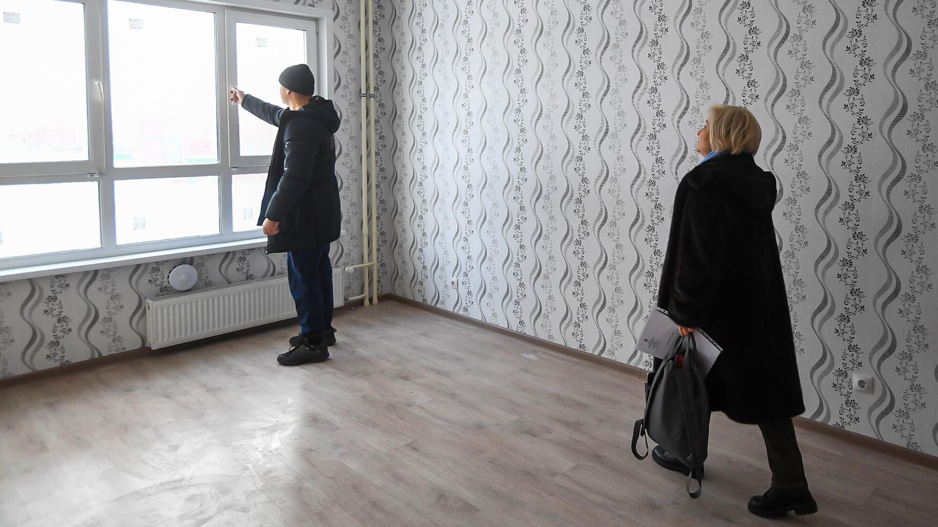 Жители осматривают новую квартиру - РИА Новости, 1920, 14.11.2023