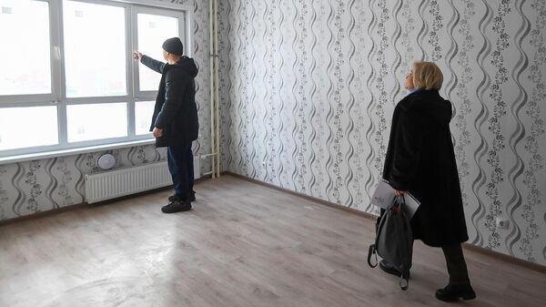 Жители осматривают новую квартиру