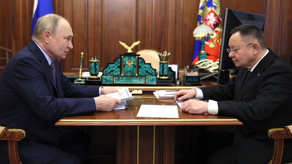  Президент РФ Владимир Путин и министр строительства и жилищно-коммунального хозяйства РФ Ирек Файзуллин во время встречи
