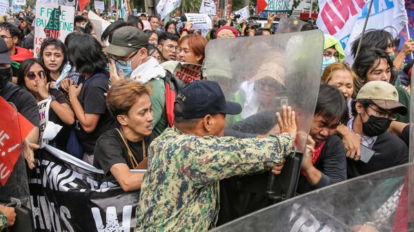 Столкновения полиции в протестующими во акции в поддержку палестинского народа напротив посольства США в Маниле
