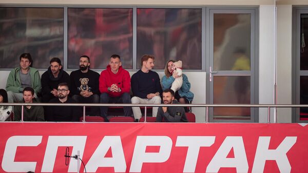 Футболисты Спартака на матче хоккейных одноклубников 