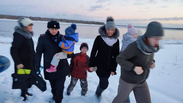 Спасатели совместно с полицией вывозят восьмерых детей из дома в поселке в Енисейском районе Красноярского края