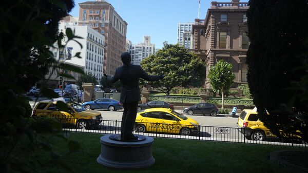 Статуя Тони Беннета около отеля Fairmont в районе Ноб-Хилл, Сан-Франциско, где пройдет саммит АТЭС