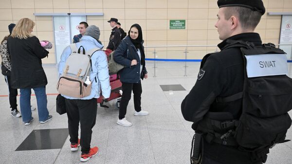 Российские граждане, эвакуированные из сектора Газа, в международном аэропорту Домодедово имени М.В. Ломоносова в Москве