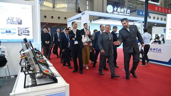 Глава Татарстана Рустам Минниханов на Китайской выставке высоких технологий в Шэньчжэнь