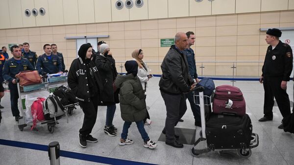Российские граждане, эвакуированные из сектора Газа, в международном аэропорту Домодедово имени М.В. Ломоносова в Москве. 15 ноября 2023