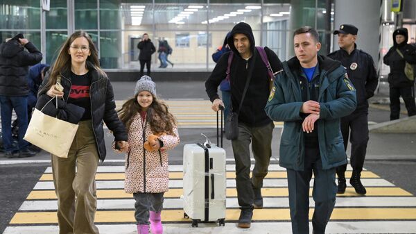 Российские граждане, эвакуированные из сектора Газа, в международном аэропорту Домодедово