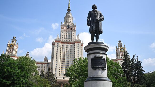 Памятник М. В. Ломоносову перед главным зданием Московского государственного университета имени М. В. Ломоносова (МГУ) на Воробьевых горах