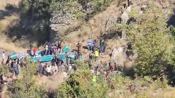 Место падения автобуса в ущелье в штате Джамму и Кашмир