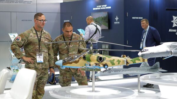 Военнослужащие ВВС США у модели российского боевого вертолета Ка-52 Аллигатор на Международном авиационно-космическом салоне Dubai Airshow-2023