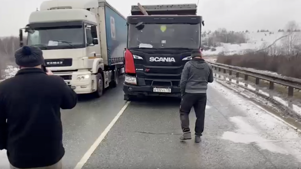 Место происшествия, где грузовой автомобиль с отказавшими тормозами въехал в 9 автомобилей на автодороге М5 Урал в Челябинской области. 15 ноября 2023