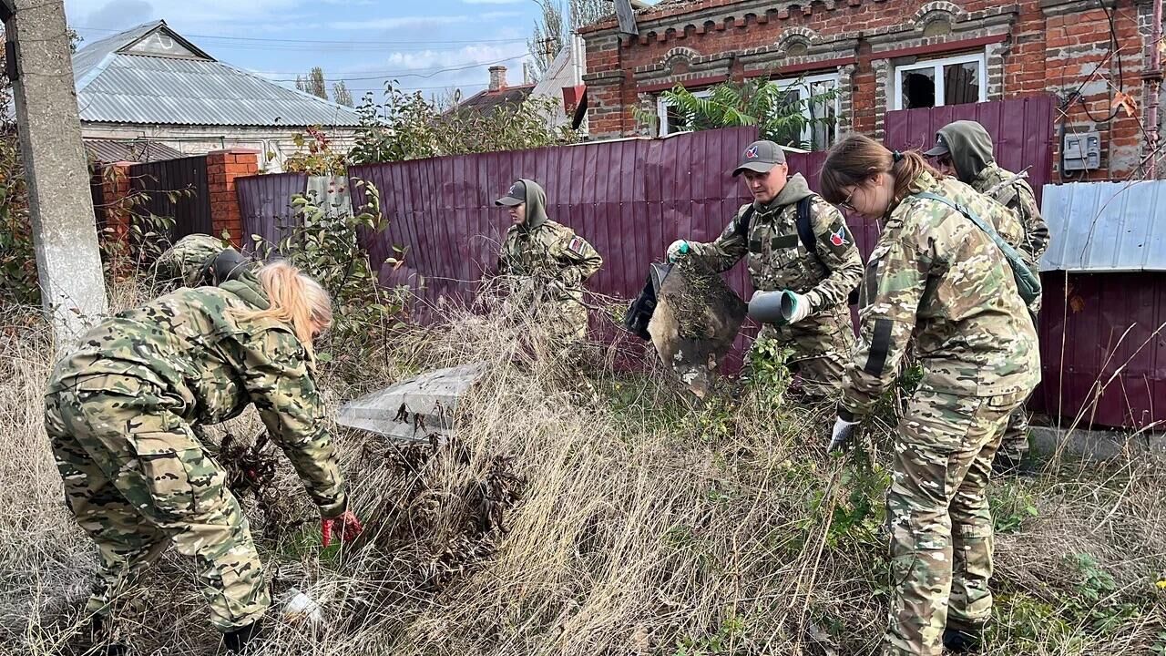 Активисты помогают семье Николая Нужды из Мариуполя разобрать завалы после удара ракеты - РИА Новости, 1920, 15.11.2023