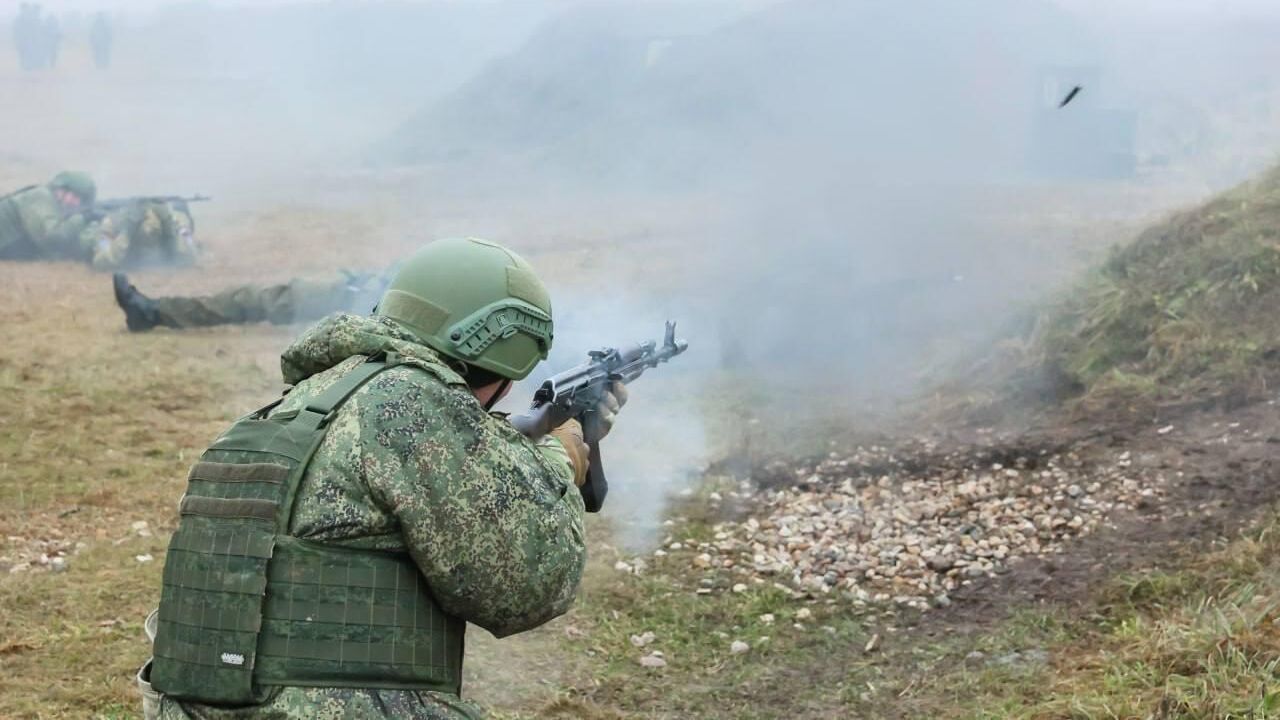 Боец полка Московской области во время боевых учений. 15 ноября 2023 - РИА Новости, 1920, 15.11.2023