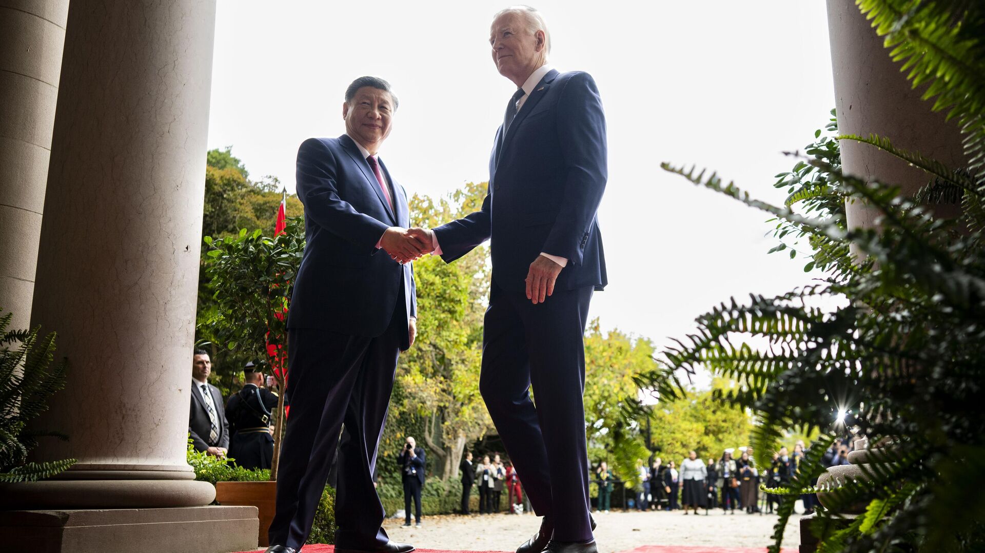 Председатель КНР Си Цзиньпин и президент США Джо Байден во время встречи на саммите АТЭС - РИА Новости, 1920, 21.12.2023