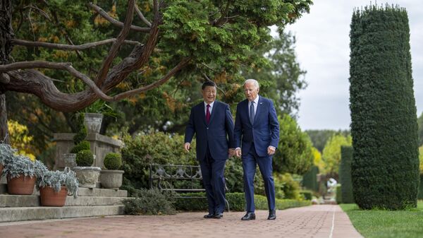 Председатель КНР Си Цзиньпин и президент США Джо Байден во время встречи на саммите АТЭС