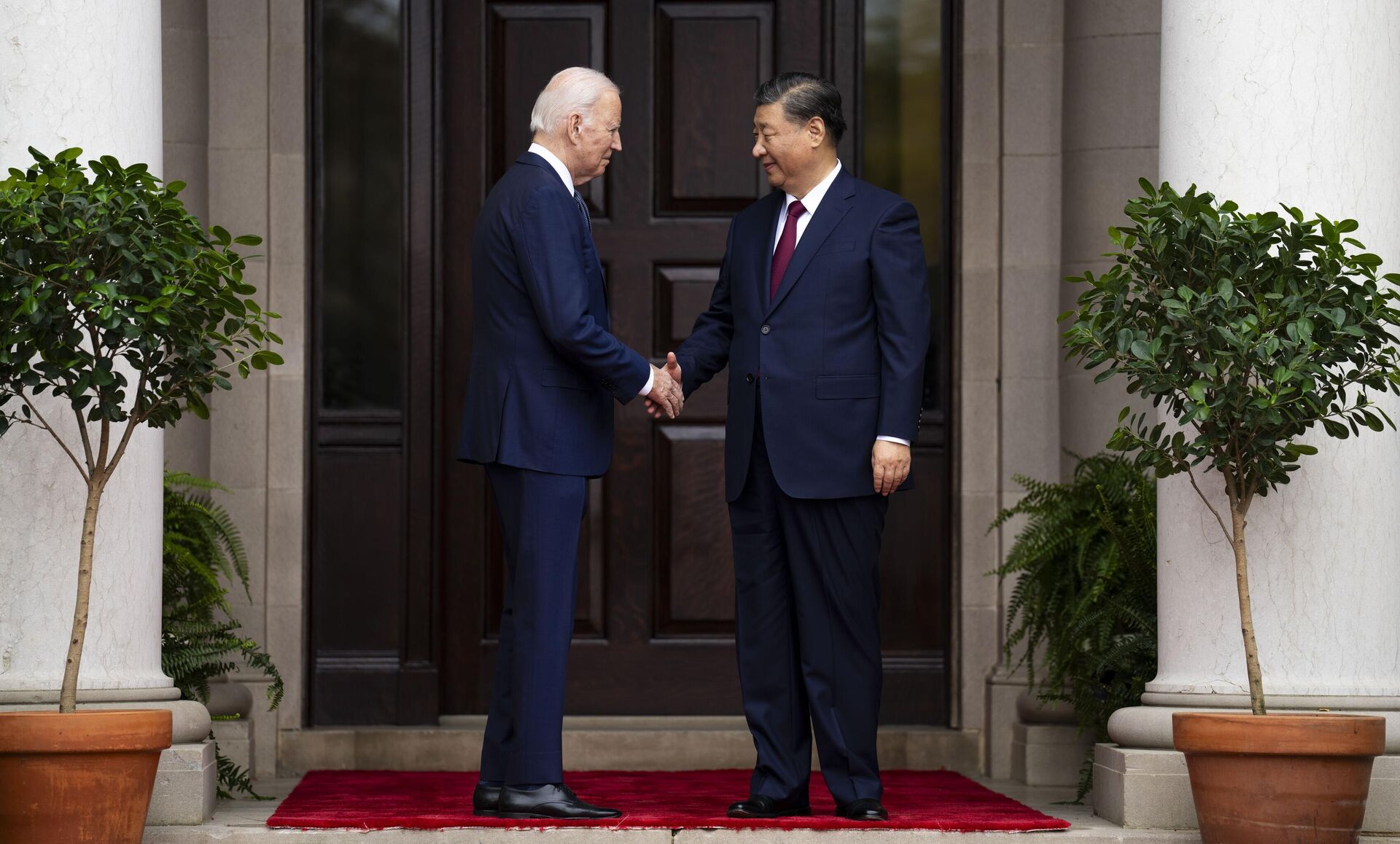 Председатель КНР Си Цзиньпин и президент США Джо Байден во время встречи на саммите АТЭС - РИА Новости, 1920, 01.12.2023
