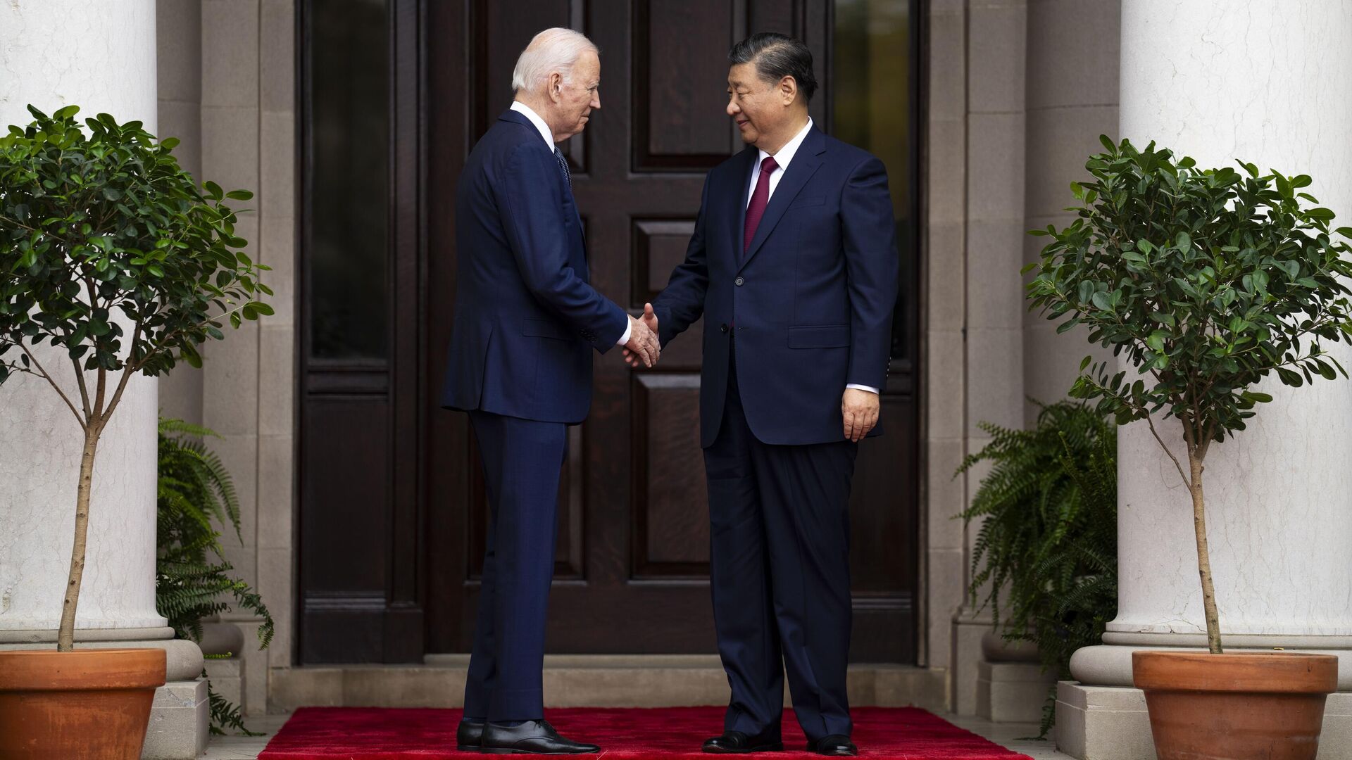 Председатель КНР Си Цзиньпин и президент США Джо Байден во время встречи на саммите АТЭС - РИА Новости, 1920, 16.11.2023