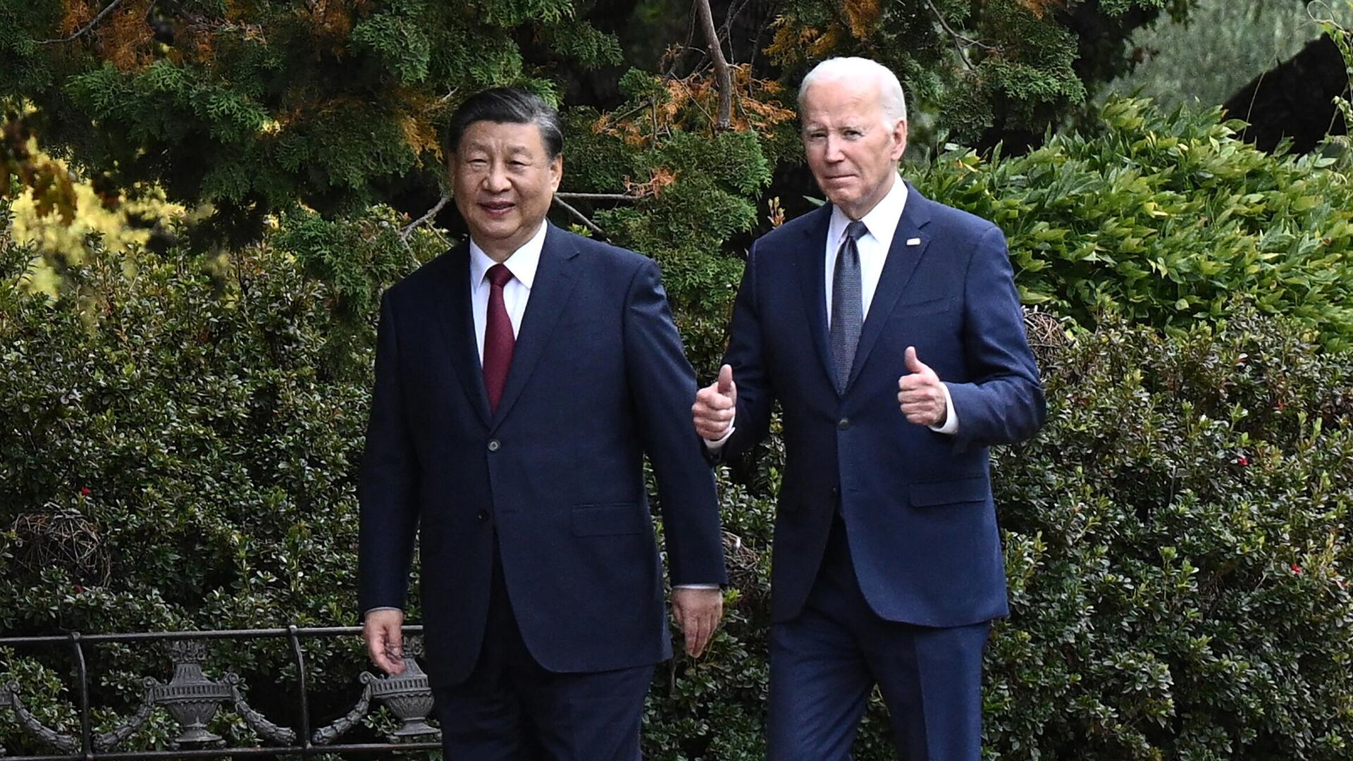 Председатель КНР Си Цзиньпин и президент США Джо Байден во время встречи на саммите АТЭС. 15 ноября 2023 - РИА Новости, 1920, 16.11.2023