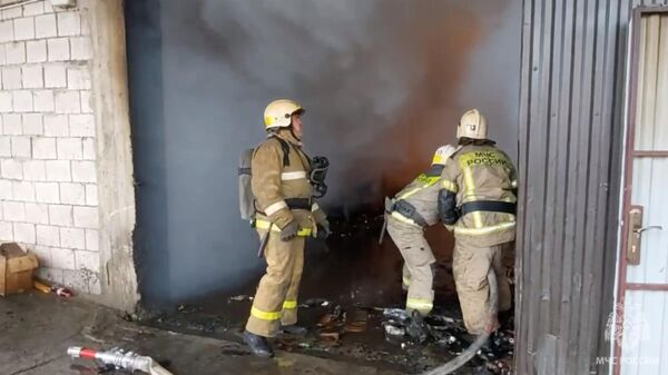 Тушение пожара на продуктовом складе в Махачкале