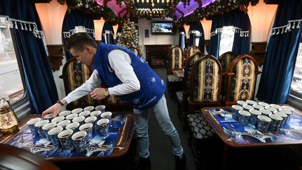 Сотрудник в вагоне-ресторане перед отправкой специального Поезда Деда Мороза с Киевского вокзала, организованного ОАО РЖД, в новогоднее путешествие по России