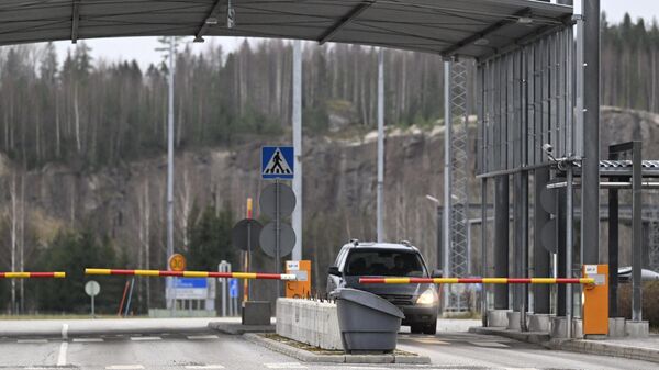 Автомобиль на пограничном пункте Нуйямаа на российско-финской границе