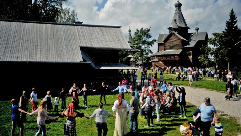 Участники съезжего праздника Спасы в Новгородском музее-заповеднике народного деревянного зодчества Витославлицы