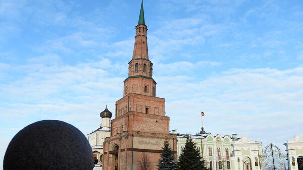 Вид на музей-заповедник Казанский Кремль в Казани. На первом плане - Башня Сююмбике, на втором плане Президентский дворец