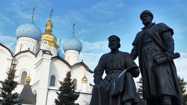 Вид на Благовещенский собор и памятник Зодчим Казанского Кремля (на первом плане) в музее-заповеднике Казанский Кремль в Казани