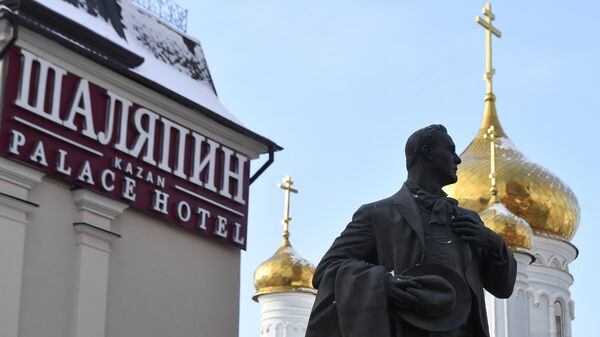 Памятник Федору Шаляпину на улице Баумана в Казани