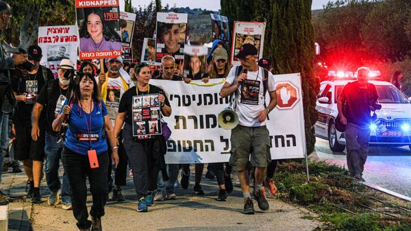 Родственники семей заложников ХАМАС во время пешего марша с требованием освободить пленных
