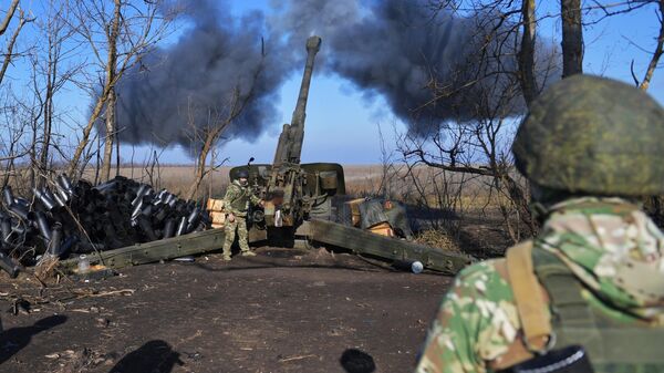 Артиллеристы ВС РФ ведут огонь из 152-мм гаубицы Мста-Б в зоне СВО