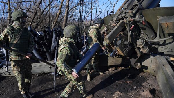 Артиллеристы ВС РФ заряжают 152-мм гаубицу Мста-Б в зоне СВО