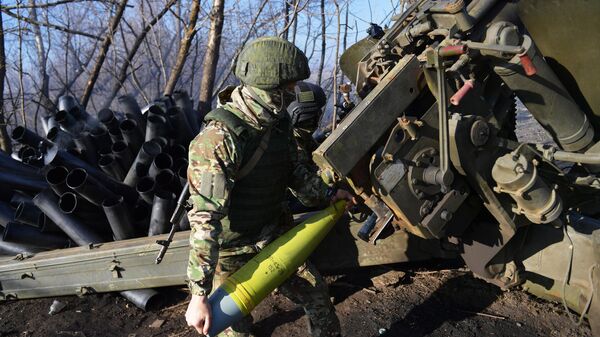 Артиллерист ВС РФ заряжают 152-мм гаубицу Мста-Б в зоне СВО