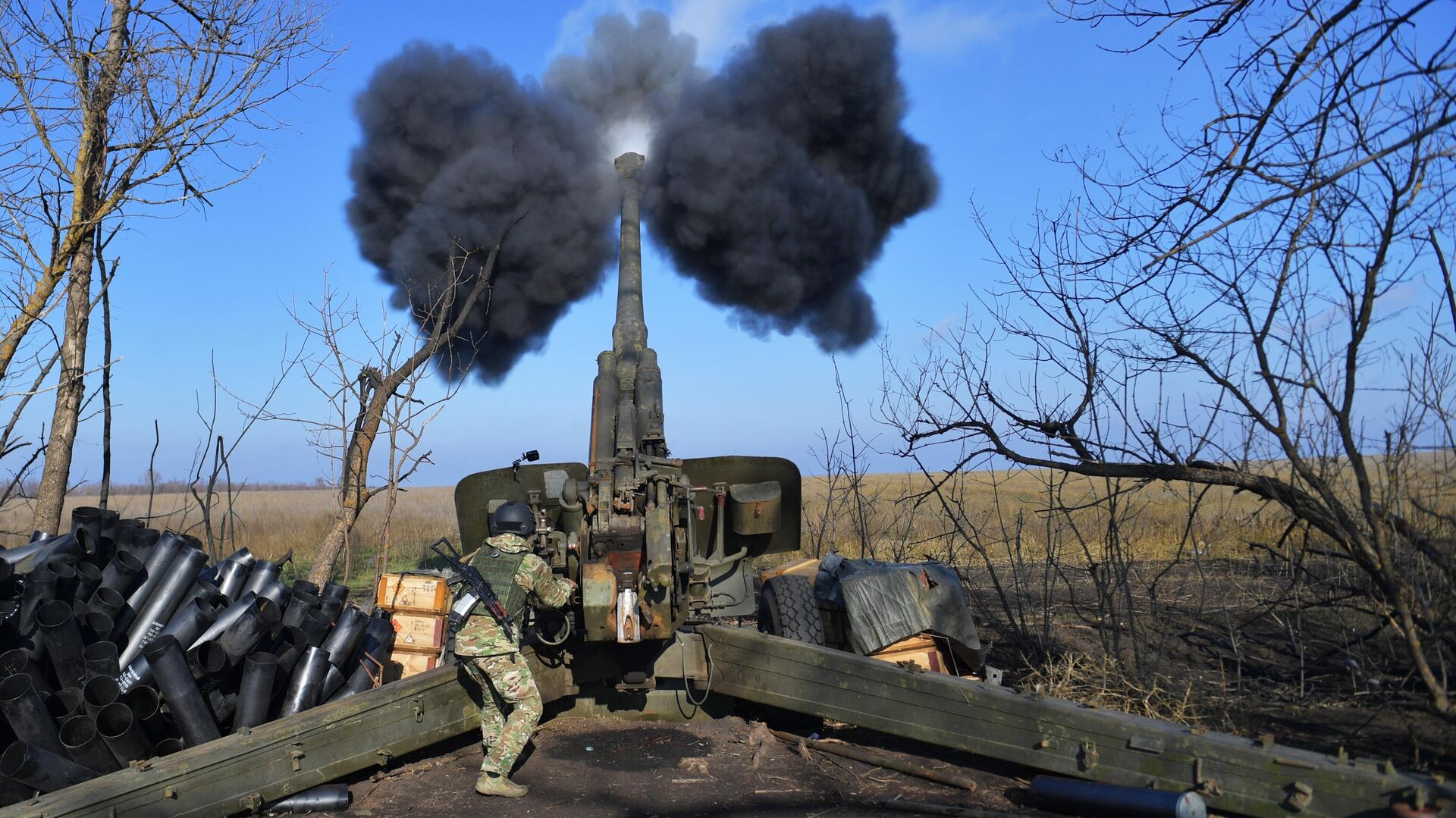 Артиллеристы ВС России ведут огонь из 152-мм гаубицы Мста-Б в зоне СВО1