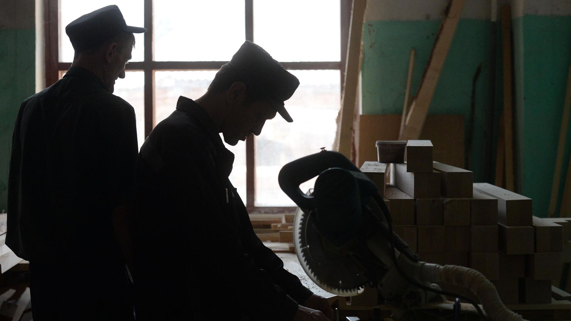 Заключенные работают в столярном цехе на территории исправительной колонии - РИА Новости, 1920, 01.01.2024