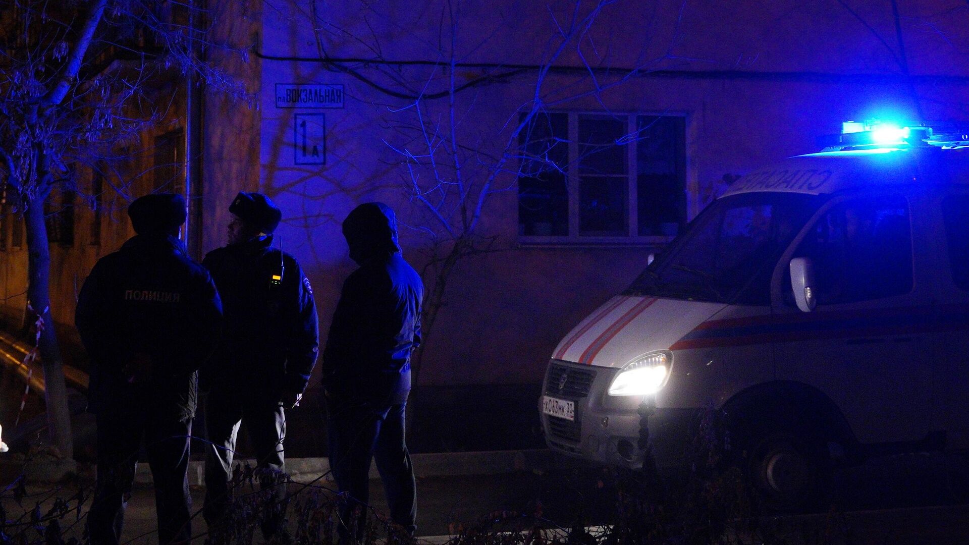 Сотрудники полиции дежурят неподалеку от места обрушения подъездов многоквартирного жилого дома в Астрахани Сотрудники полиции дежурят неподалеку от места обрушения подъездов многоквартирного жилого дома в Астрахани - РИА Новости, 1920, 18.11.2023