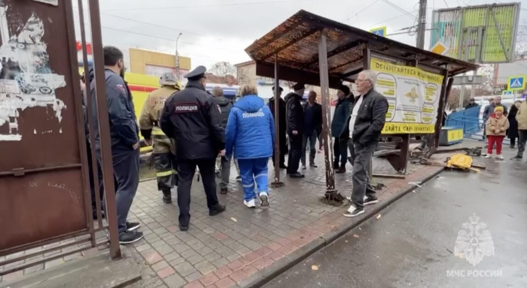 На месте ДТП во Владикавказе, где автомобиль совершил наезд на остановку. Кадр видео - РИА Новости, 1920, 17.11.2023