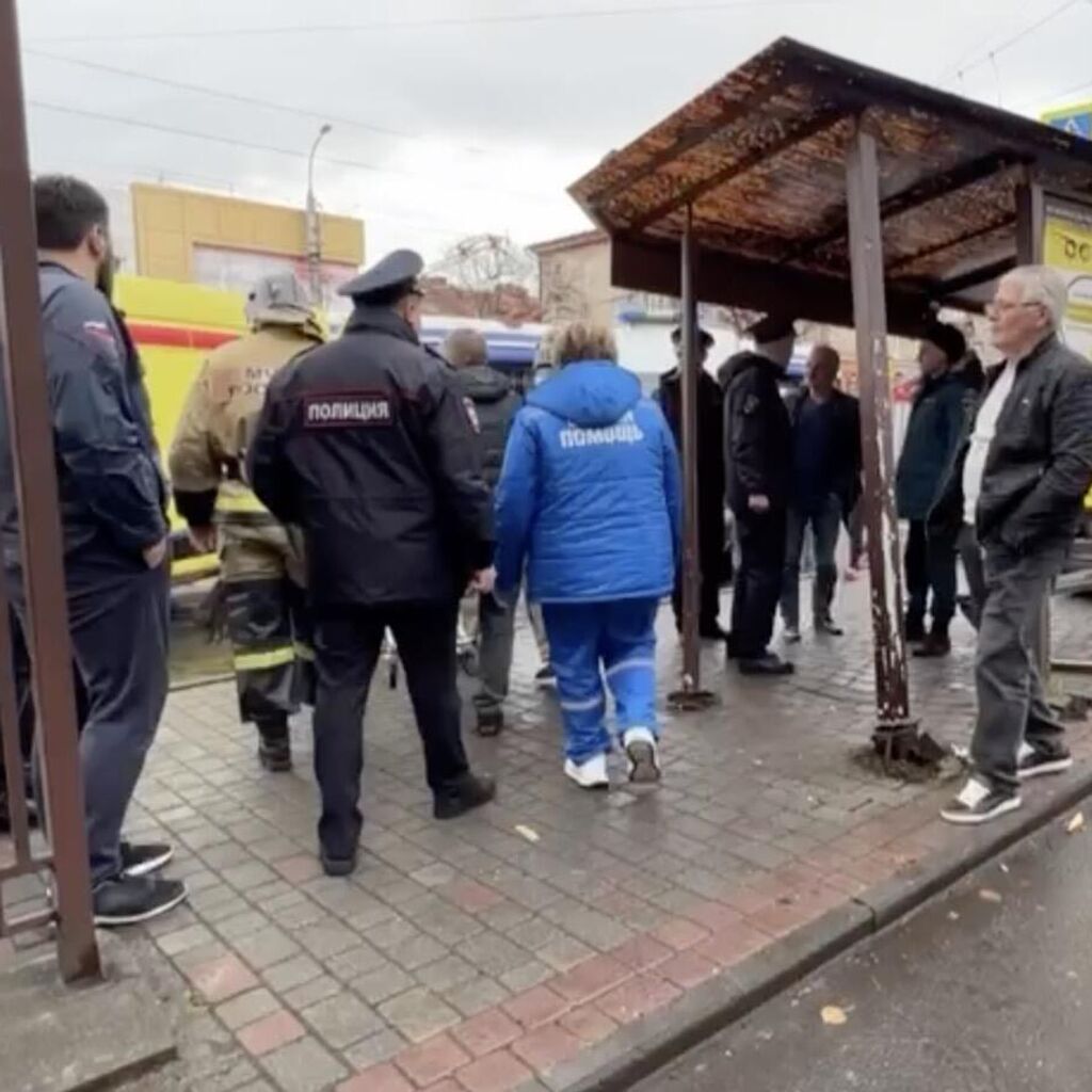 Во Владикавказе автомобиль влетел в пешеходов на остановке - РИА Новости,  17.11.2023