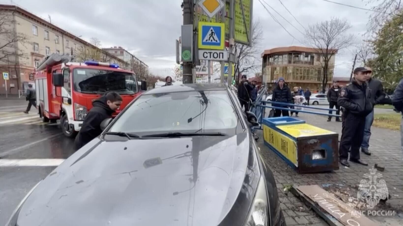 На месте ДТП во Владикавказе, где автомобиль совершил наезд на остановку. Кадр видео - РИА Новости, 1920, 17.11.2023